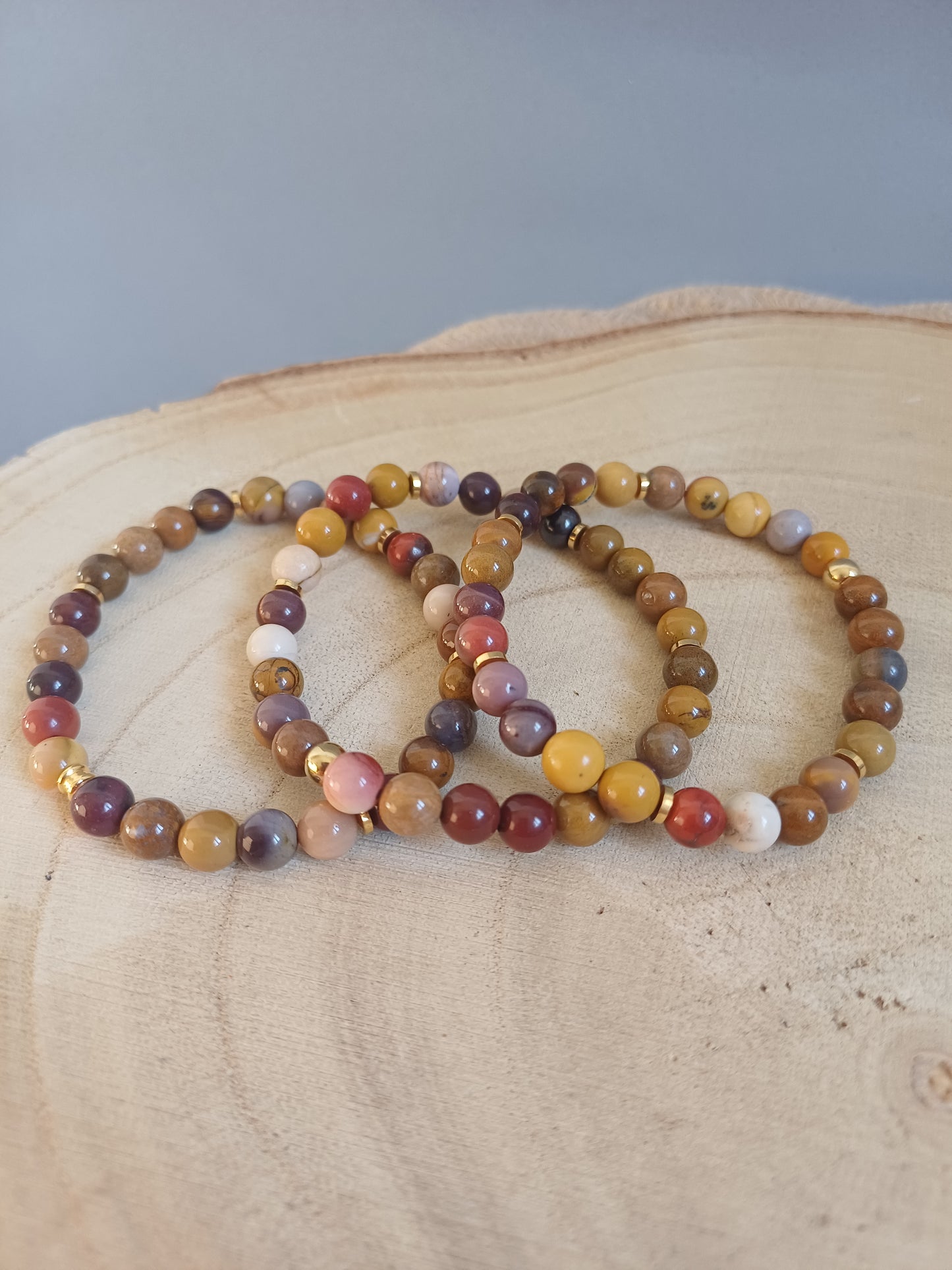 Bracelet en Mookaite – séparateur couleur or